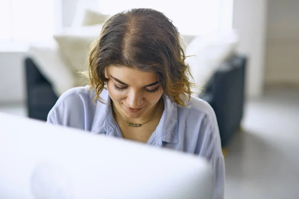 Mladá žena, pracující s grafický tablet v úřadu — Stock fotografie