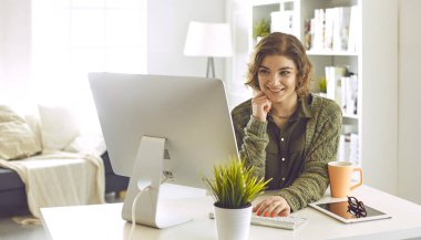 Office grafik tablet ile çalışan genç kadın