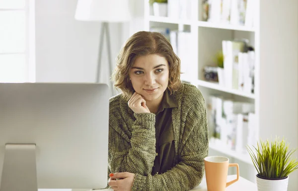 Junge Frau arbeitet im Büro mit Grafik-Tablet — Stockfoto