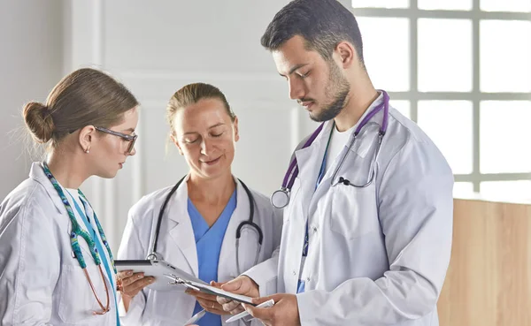 Gruppo di operatori medici ritratto in ospedale — Foto Stock