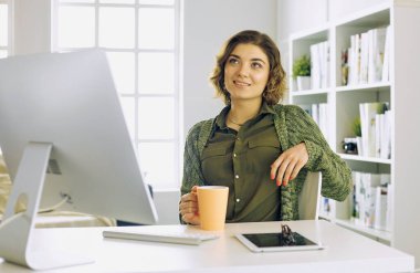 Office grafik tablet ile çalışan genç kadın