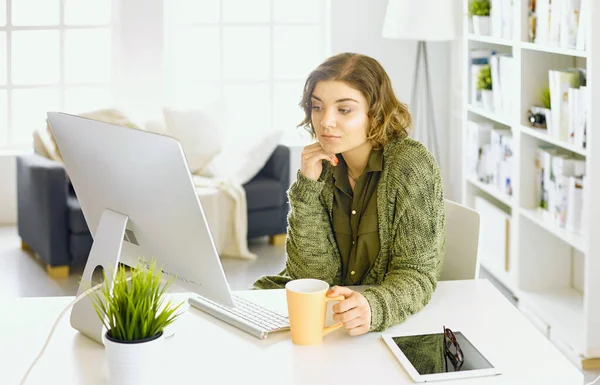 Junge Frau arbeitet im Büro mit Grafik-Tablet — Stockfoto