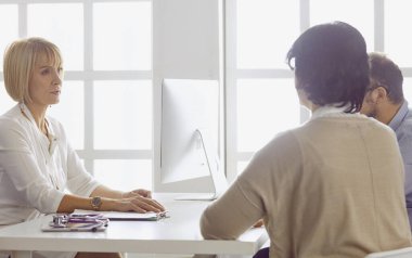 Resepsiyondaki çift bir seksologla sorunları tartışıyor.