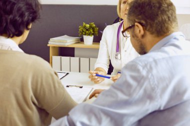 Resepsiyondaki çift bir seksologla sorunları tartışıyor.