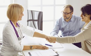 Resepsiyondaki çift bir seksologla sorunları tartışıyor.