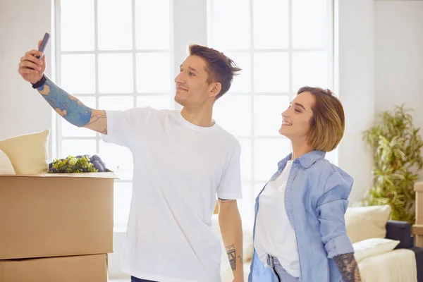 Szczęśliwa uśmiechnięta młoda para pokazuje parę kluczy do swojego nowego domu — Zdjęcie stockowe
