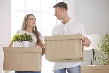 Mutlu genç çift yeni evine taşınıyor.