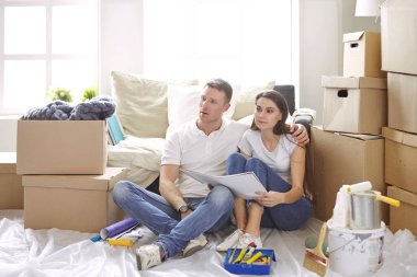 Genç İspanyol çift yeni ev planları bakarak, yüksek açı görünümü