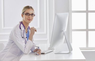 Ofiste kulaklık mutlu gülümseyen genç doktor Portresi