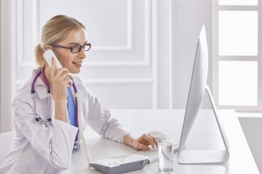 Ofiste kulaklık mutlu gülümseyen genç doktor Portresi