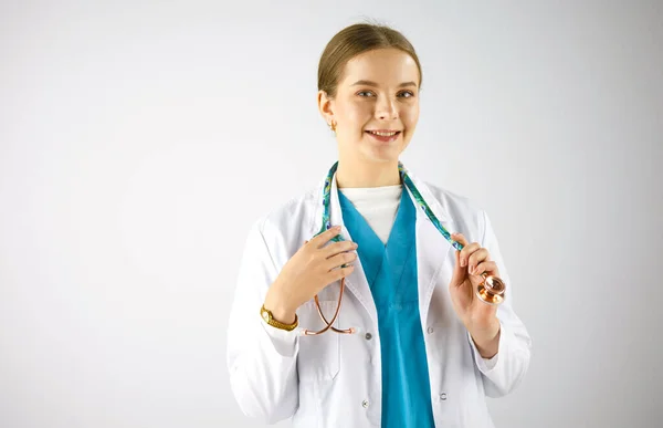 Femme médecin avec stéthoscope debout dans le bureau — Photo