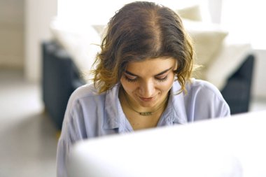 Office grafik tablet ile çalışan genç kadın