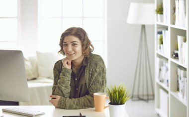 Office grafik tablet ile çalışan genç kadın