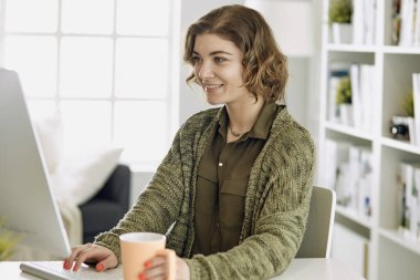 Office grafik tablet ile çalışan genç kadın