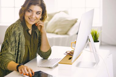 Office grafik tablet ile çalışan genç kadın