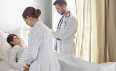 Doktor, arka planda bir grup hastada