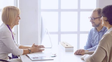 Resepsiyondaki çift bir seksologla sorunları tartışıyor.