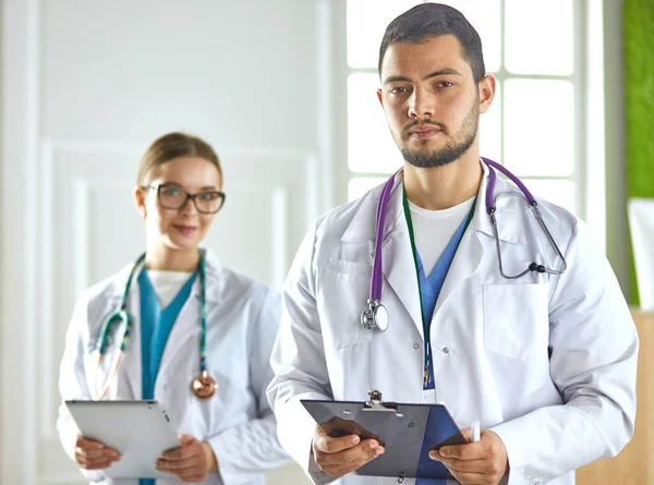 Retrato de grupo de colegas de hospital sorridentes juntos — Fotografia de Stock