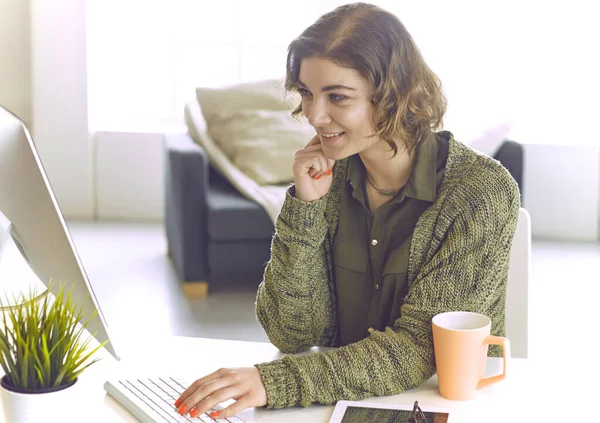 Молодая женщина, работающая с графическим планшетом в офисе — стоковое фото