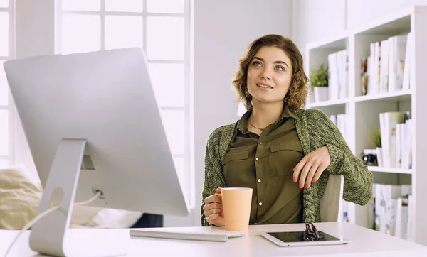 Junge Frau arbeitet im Büro mit Grafik-Tablet — Stockfoto