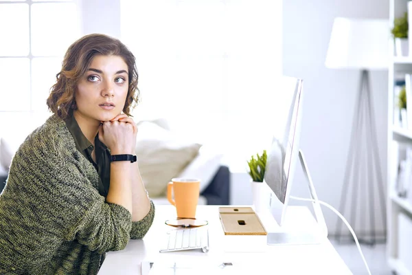 Junge Frau arbeitet im Büro mit Grafik-Tablet — Stockfoto