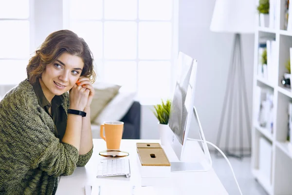 Junge Frau arbeitet im Büro mit Grafik-Tablet — Stockfoto