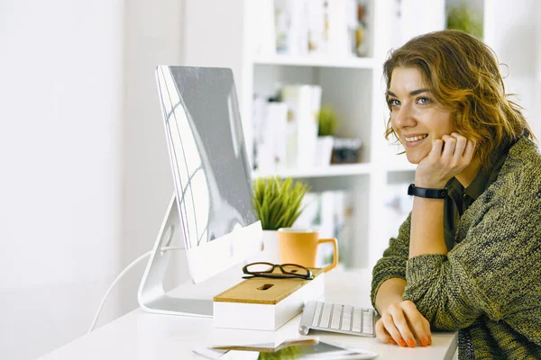 Junge Frau arbeitet im Büro mit Grafik-Tablet — Stockfoto