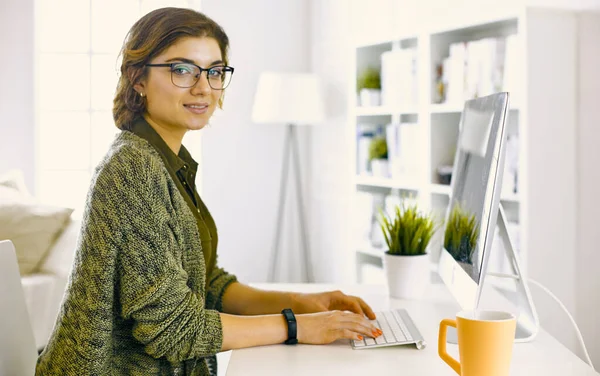 Junge Frau arbeitet im Büro mit Grafik-Tablet — Stockfoto