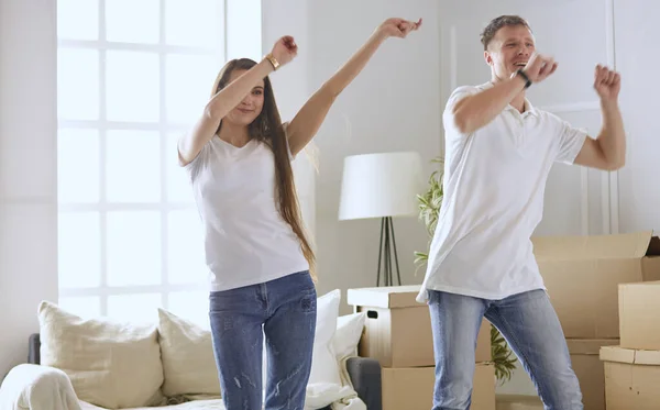 Underbara par dansar i tom Lägenhet — Stockfoto