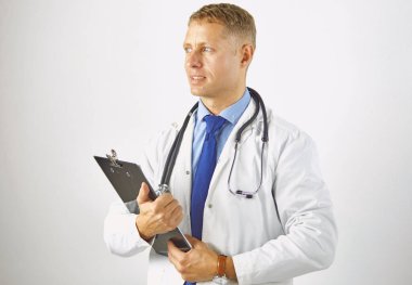 Steteskoplu beyaz önlüklü, kendine güvenen genç bir doktor.