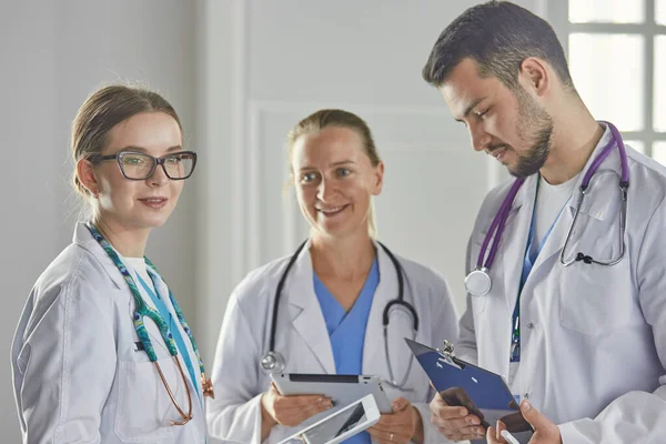 Gruppo di operatori medici ritratto in ospedale — Foto Stock