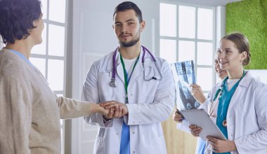 Doktor, arka planda bir grup hastada