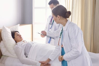 Doktor, arka planda bir grup hastada