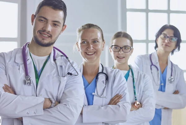 Equipe sorridente de médicos e enfermeiros no hospital — Fotografia de Stock