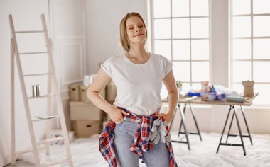 Odadaki kadın tamirata başlamaya hazır.