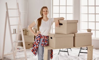 Güzel bekar bir kadın kutuları açıyor ve yeni bir eve taşınıyor.