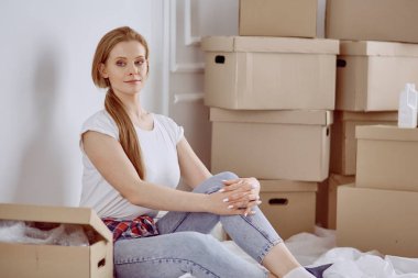 Güzel bekar bir kadın kutuları açıyor ve yeni bir eve taşınıyor.