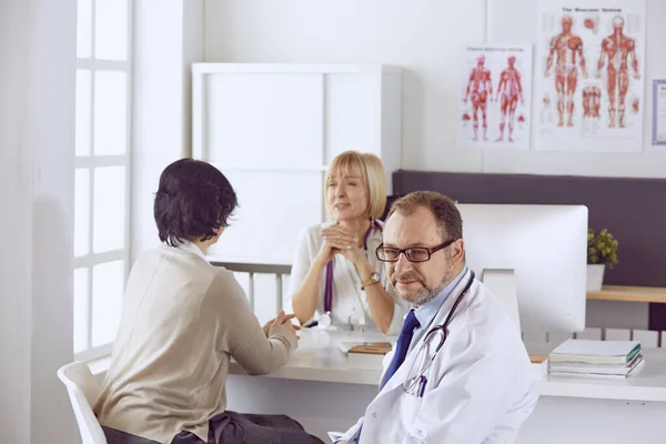 Amerikalı doktor ameliyatta kadın konuşuyor — Stok fotoğraf