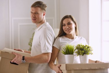 Mutlu genç çift yeni evine taşınıyor.