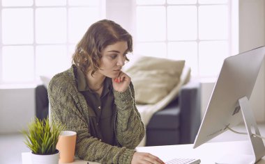 Office grafik tablet ile çalışan genç kadın
