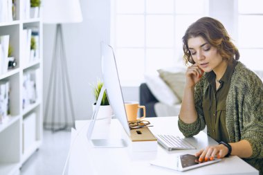 Office grafik tablet ile çalışan genç kadın