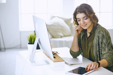 Office grafik tablet ile çalışan genç kadın