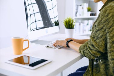 Office grafik tablet ile çalışan genç kadın