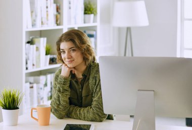 Office grafik tablet ile çalışan genç kadın