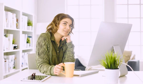 Junge Frau arbeitet im Büro mit Grafik-Tablet — Stockfoto