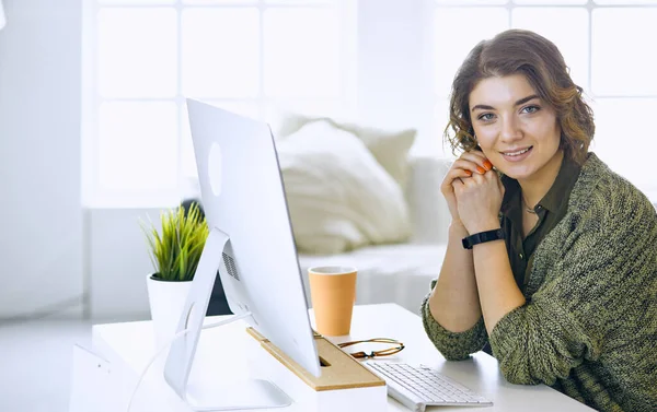 Junge Frau arbeitet im Büro mit Grafik-Tablet — Stockfoto