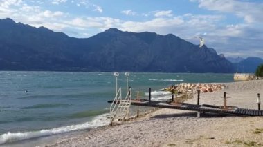 İtalya, Garda gölünde uçurtma sörfü
