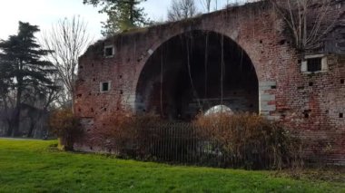 Milan, İtalya. Sforza Kalesi, Visconti kalesinin Parco Sempione 'a doğru antik kapısı. 