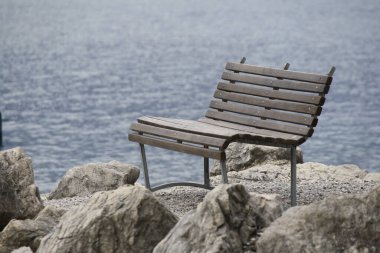 Kayalıklarda sessizlik ve bank