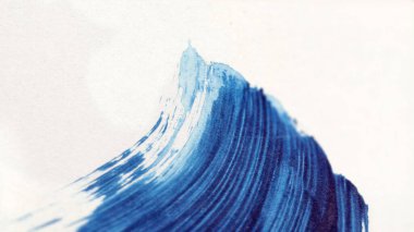 Soyut mavi suluboya ya da desenli beyaz kağıda mürekkep fırçası. Eğri mavi çizgiler görünür yatay çizgiler ve hafif desen hareketi fırça renk dokusunu kıllandırır